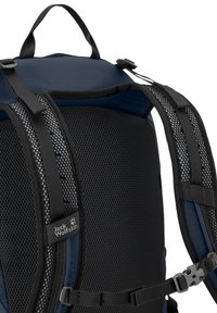 Panel trasero de mochila Jack Wolfskin en azul y negro con correas acolchadas de malla para los hombros y hebilla ajustable en el pecho.