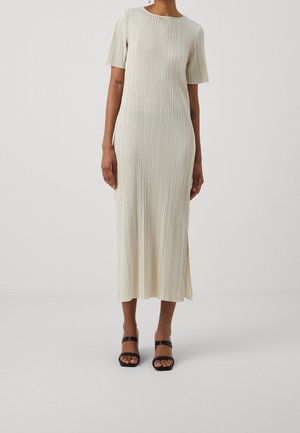 Plisseret midikjole i creme med kortærmer, sidesplitter og lige silhuet, lavet af letvægtsstof og med et struktureret design.