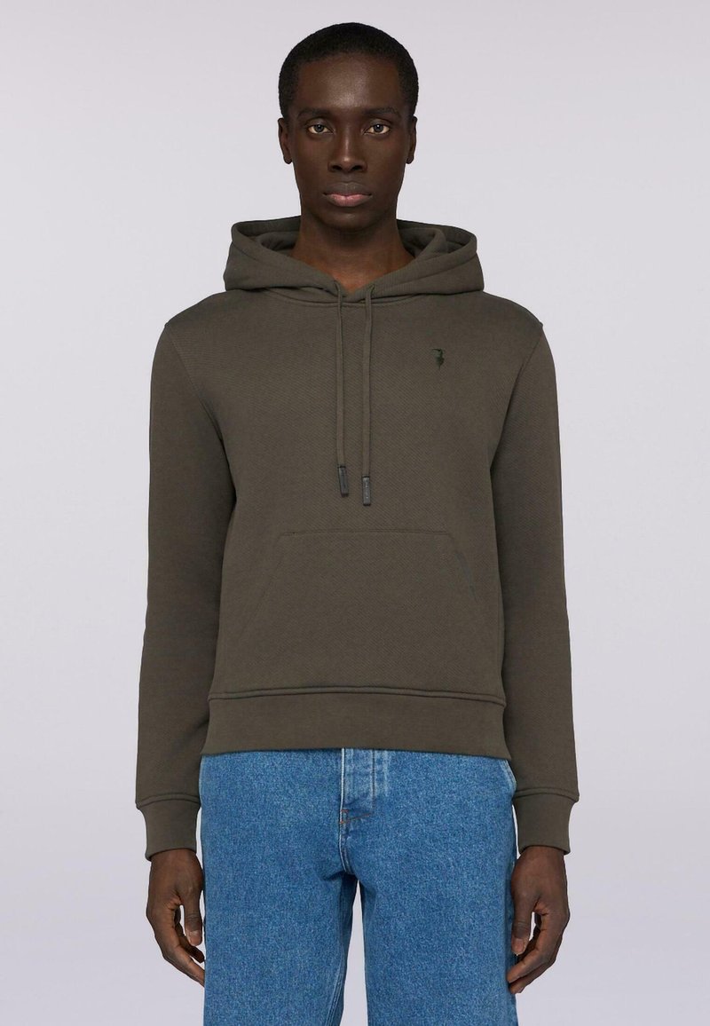 Olivgrön hoodie med textilstruktur, justerbara snoddar, framficka, ribbade manschetter och nederkant. Matchad med ljusblå jeans.