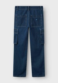 Pantalones cargo de mezclilla azul oscura con corte recto, cinturilla elástica, dos bolsillos traseros y dos grandes bolsillos laterales.