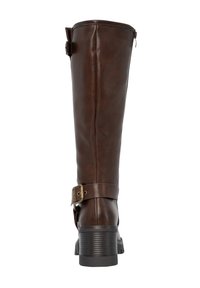 Bota de cuero sintético marrón hasta la rodilla con cremallera lateral, correa ajustable y tacón apilado. Presenta una textura suave y un diseño de punta redonda.