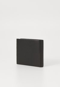 Carteira de couro preta com uma textura suave, forma retangular e design minimalista. Apresenta um detalhe de costura simples ao longo das bordas.