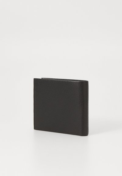 Portefeuille en cuir noir avec une texture lisse, de forme rectangulaire et au design minimaliste. Dispose d'un simple détail de couture le long des bords.