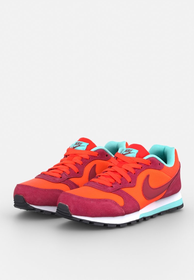 Zapatillas deportivas rojas y naranjas con detalles en verde menta, que presentan una mezcla de materiales de malla y gamuza, punta redonda y una media suela blanca.