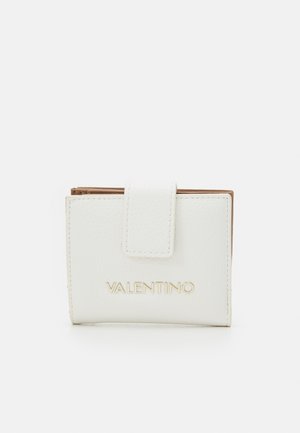 Billetera de cuero blanca con un acabado texturizado, que presenta un cierre a presión y el logo dorado "VALENTINO" en la parte frontal. Forma rectangular compacta.