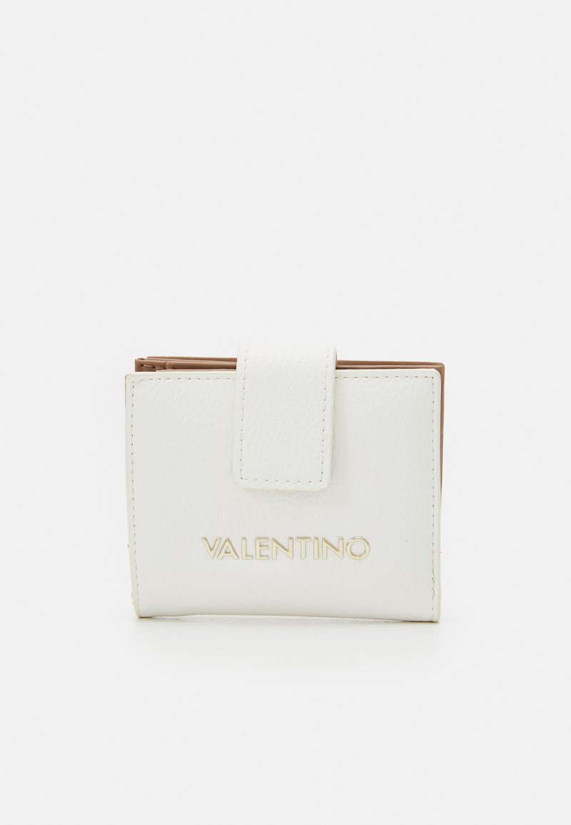 Portefeuille en cuir blanc avec une finition texturée, doté d'une fermeture à pression et d'un logo doré "VALENTINO" à l'avant. Forme rectangulaire compacte.