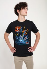 Camiseta de algodón negra con un gráfico colorido de Spider-Man y un personaje azul con rayos estilizados, el texto dice "VEN A POR MÍ BROCK."