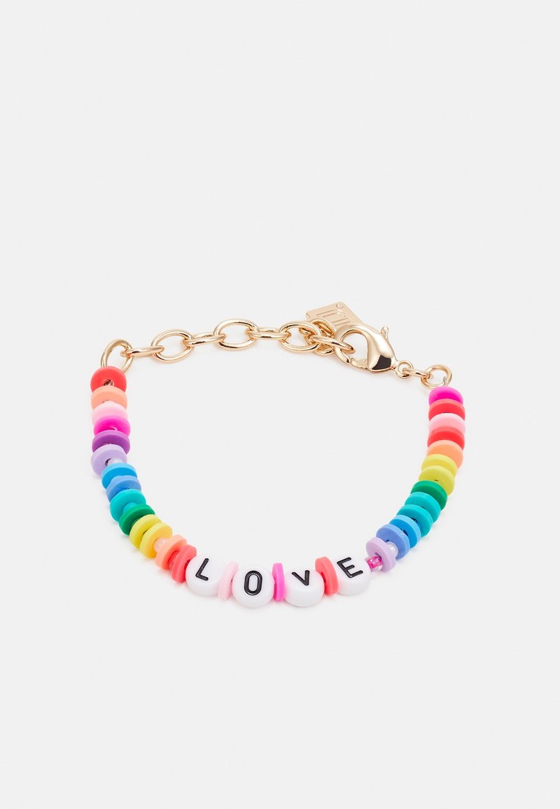 Bracelet coloré en perles avec des lettres rondes formant le mot "LOVE" et un fermoir chaîne doré sur fond blanc uni.