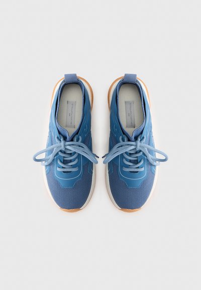Modré sportovní boty s vrchní částí z mesh a syntetického materiálu, bílou mezipodešví a gumovou podrážkou. Mají tkaničky a poutko na patě pro snadné nazouvání.