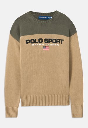 Pull en tricot beige avec des panneaux d'épaule vert olive. Présente le texte "POLO SPORT" avec un petit motif de drapeau américain en dessous. Manches et ourlet côtelés.