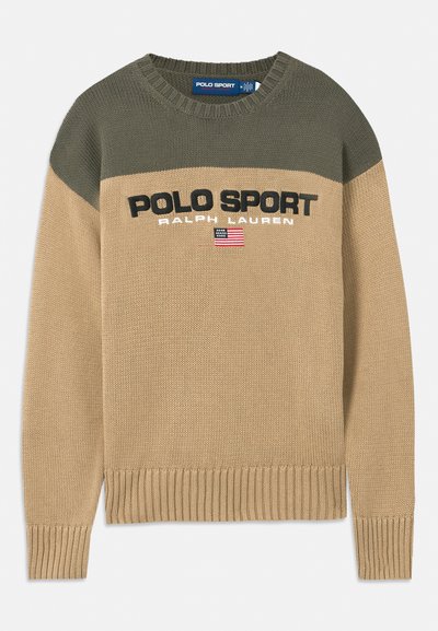 Jersey de punto beige con paneles en los hombros de color verde oliva. Presenta el texto "POLO SPORT" con un pequeño diseño de bandera estadounidense debajo. Puños y dobladillo acanalados.