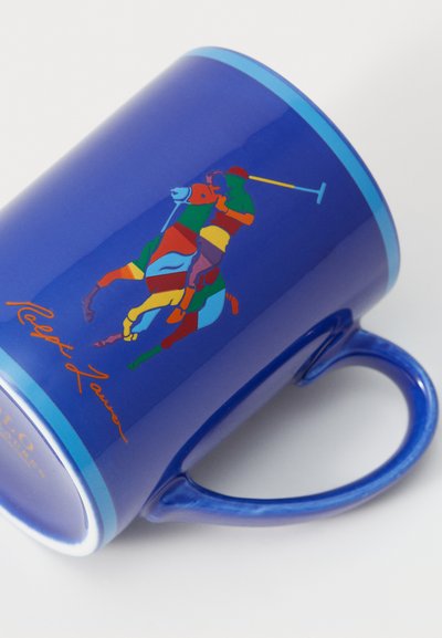Spīdīgi zila keramikas krūze ar košu polo spēlētāja dizainu un Ralph Lauren parakstu oranžā krāsā.