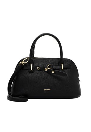 Černá texturovaná kožená kabelka se dvěma držadly, předním dekorativním páskem s přezkou a zlatým kováním a odnímatelným ramenním popruhem.