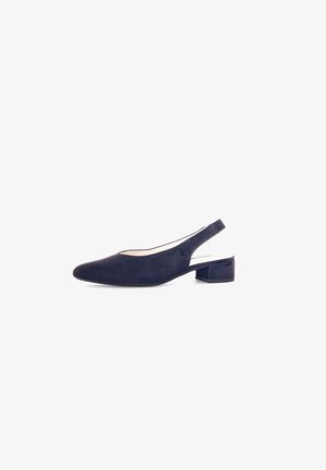 Marineblauwe suède slingback schoen met een spitse neus en een lage blokhak, voorzien van een uitsnede aan de zijkant. Gladde textuur en minimalistische stijl.