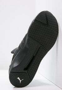 Mustikka urheilukenkä, jossa on teksturoitu kumipohja. Ominaisuuksiin kuuluu sileä päällinen ja näyttävä logo kantapäässä.