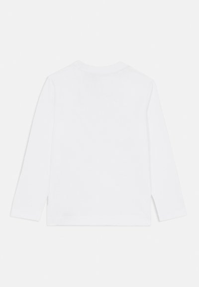 Camiseta blanca de manga larga, material de algodón, cuello redondo, dobladillo recto, diseño minimalista, sin patrones ni acentos visibles.