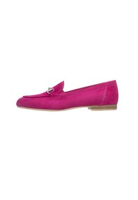 Fuchsia ruskindsloafers med flad hæl, der har en dekorativ sølvfarvet detalje på fronten og en syet kant langs kanterne.