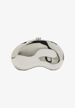 Metaliczna srebrna kopertówka o ergonomicznym, abstrakcyjnym kształcie i gładkiej powierzchni. Charakteryzuje się zaokrągloną górą i małym zapięciem na klips.