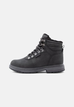 Schwarze, wasserdichte Knöchelstiefel mit Metallösen, strukturiertem Obermaterial, gepolstertem Kragen und robustem outsole für verbesserten Halt.