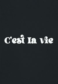 Il tessuto nero presenta un testo bianco con la scritta "c'est la vie" in un font decorativo e audace con accenti curvi e una finitura testurizzata.