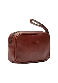 Brun lädernecessär med rektangulär form, texturerad yta, dragkedjestängning och ett handtag på ena sidan för enkel bärbarhet.