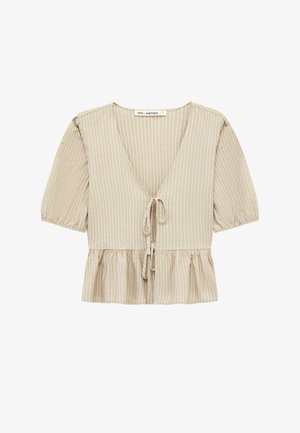 Blusa beige de manga corta con rayas verticales blancas, escote en V profundo, cierre delantero con lazo y dobladillo con volantes.