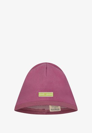 Beanie in cotone organico rosa con una texture liscia, forma arrotondata e un'etichetta verde cucita sul davanti, con un interno a righe.