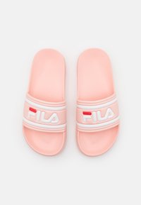 Un paio di infradito FILA rosa con logo bianco e rosso sulle cinghie, viste dall'alto su uno sfondo bianco puro.