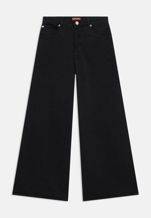 Črne široke hlače z gumbom in sprednjimi žepi, prikazane na belem ozadju.