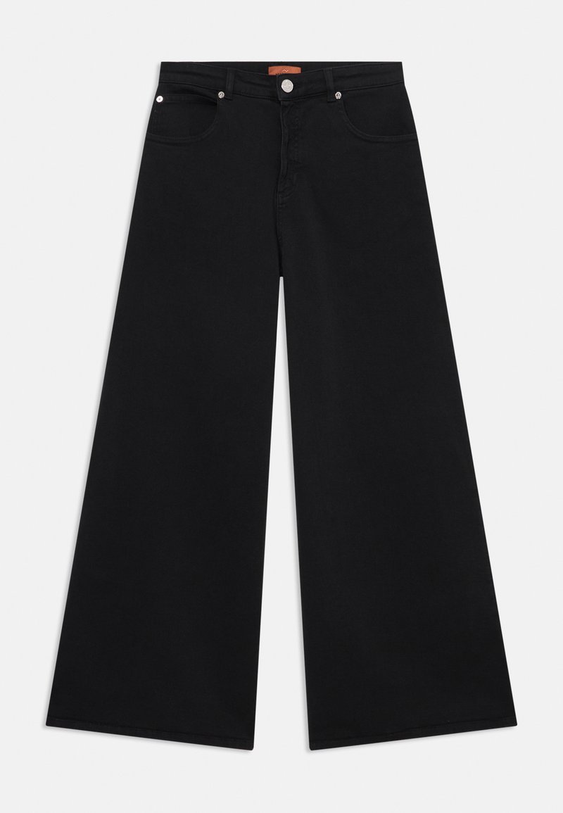 Calças largas pretas com fecho de botão e bolsos frontais, exibidas contra um fundo branco.