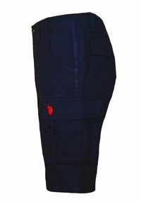 Marina cargo shorts med sidofickor, röd logotypaccent och kontrasterande sömmar. Tillverkade av slitstarkt tyg, med knälång klipp.