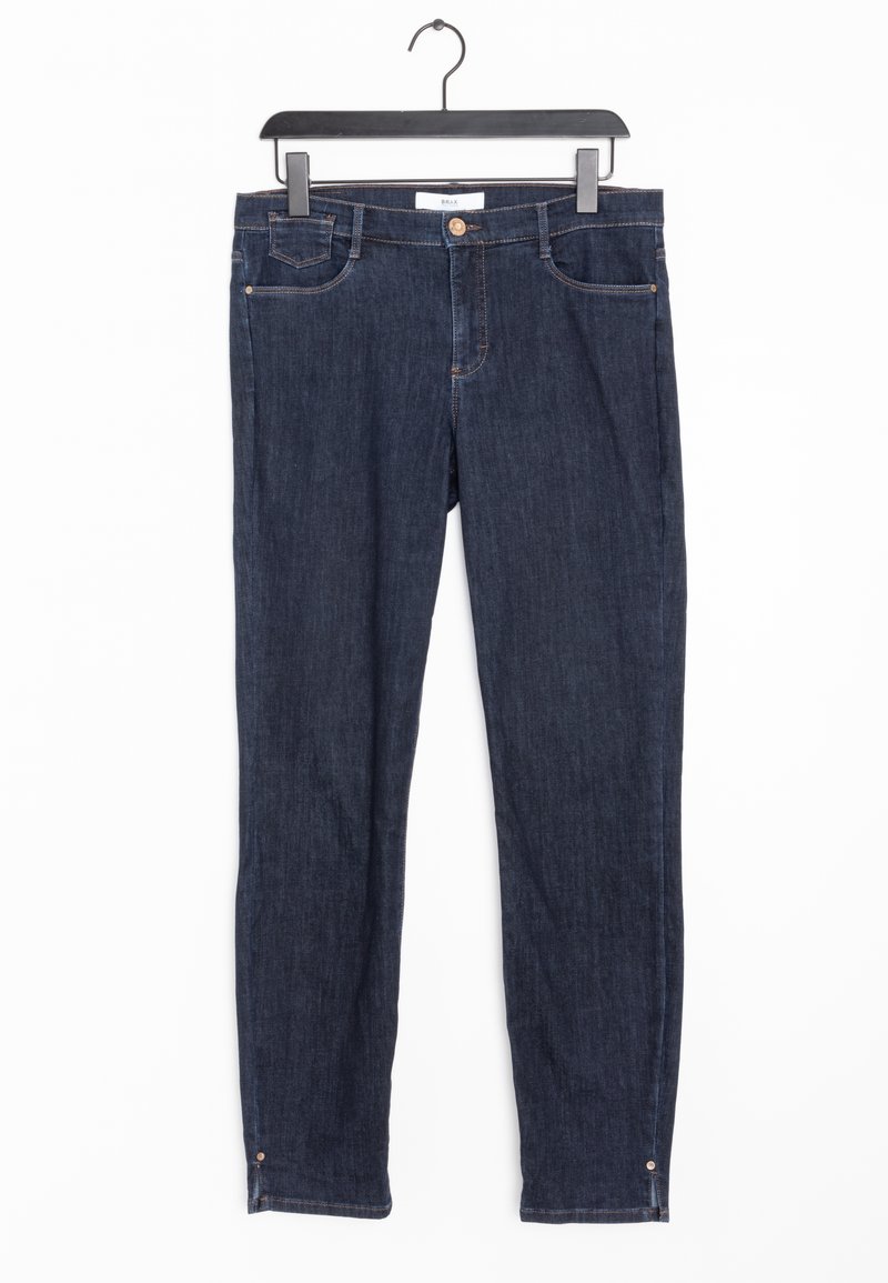 Jeans de mezclilla azul oscuro con corte recto, que presentan bolsillos frontales, cierre de botón y costuras en color naranja que contrastan.