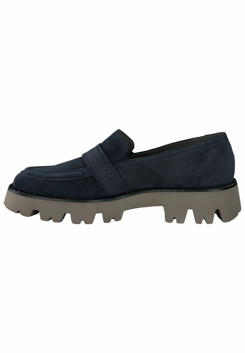 Chaussure slip-on en suède bleu marine avec une silhouette basse et une semelle en caoutchouc gris épaisse, présentant un bord dentelé pour une meilleure traction. Détails de couture simples.