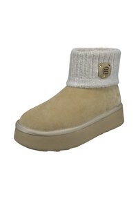 Beige Wildleder-Stiefelette mit einem hellgrauen gerippten Strickbund, ausgestattet mit einem Metallsymbol und einer dicken Gummisohle für besseren Halt.