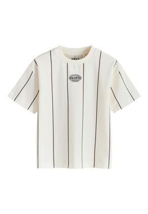 Weißes kurzärmeliges T-Shirt mit dünnen vertikalen schwarzen Streifen und einem kleinen "UNLIMITED" Globus-Logo, das zentriert auf der Brust unterhalb des Halsausschnitts ist.