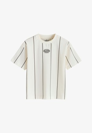 Weißes kurzärmeliges T-Shirt mit dünnen vertikalen schwarzen Streifen und einem kleinen "UNLIMITED" Globus-Logo, das zentriert auf der Brust unterhalb des Halsausschnitts ist.
