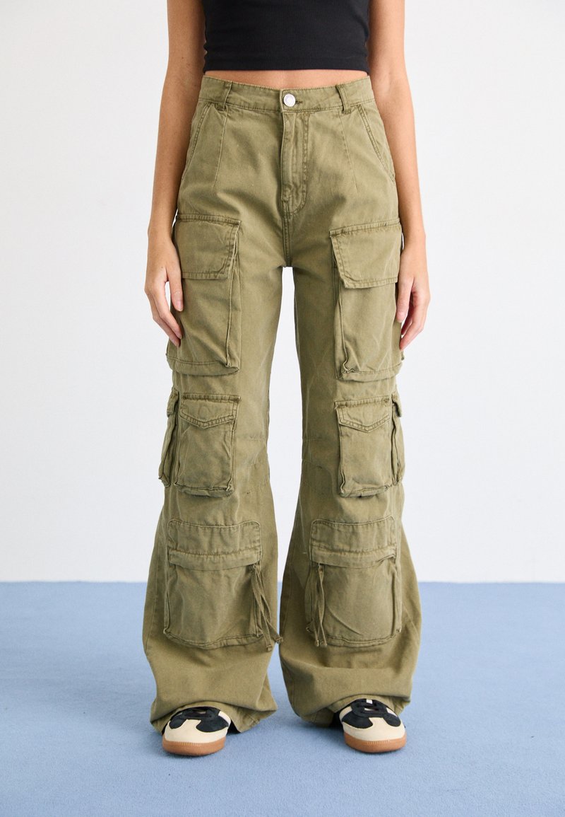 Olijfgroene cargopants met meerdere grote zakken, ruime pijpen en een knoopsluiting in de taille. Gemaakt van gestructureerde katoenen stof.