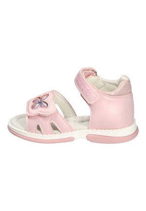 Różowy sandał dla małych dzieci z motylkowym detalem, odkrytymi palcami, regulowanymi paskami na rzep oraz amortyzowaną białą podeszwą.