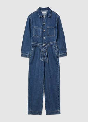 Tuta in denim con maniche lunghe, chiusura frontale con bottoni, due tasche sul petto e cintura annodata in vita. Presenta un taglio a gamba dritta e dettagli cuciti.