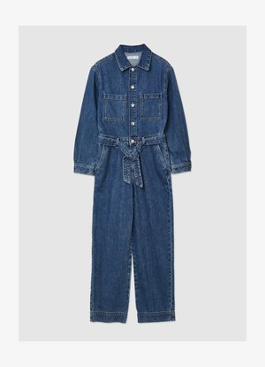 Tuta in denim con maniche lunghe, chiusura frontale con bottoni, due tasche sul petto e cintura annodata in vita. Presenta un taglio a gamba dritta e dettagli cuciti.