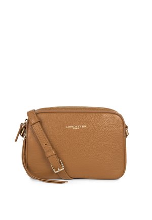 Borsa a tracolla in pelle color tan con finitura testurizzata, hardware dorato, chiusura con zip e tracolla regolabile. Presenta un logo impresso sulla parte anteriore.