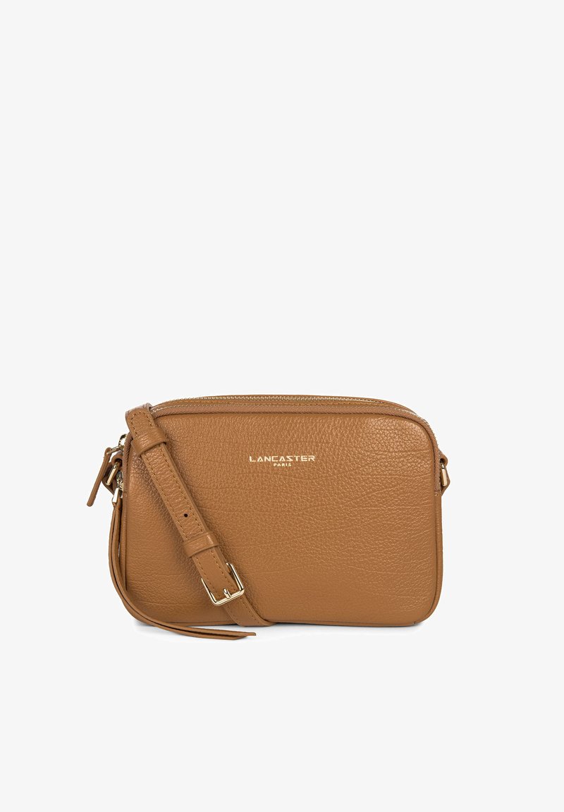 Borsa a tracolla in pelle color tan con finitura testurizzata, hardware dorato, chiusura con zip e tracolla regolabile. Presenta un logo impresso sulla parte anteriore.