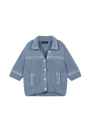 Lichtblauwe gebreide cardigan met witte steekdetails, knoopsluiting aan de voorkant, twee voorzakken, geribbelde manchetten, zoom en een kraag.