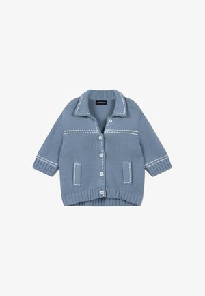 Hellblauer Strickcardigan mit weißen Stichdetails, Knopfleiste, zwei vorderen Taschen, gerippten Bündchen, Saum und Kragen.