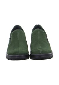 Paar grüne Wildleder-Slipper mit schwarzen Gummisohlen, Frontalansicht mit gerader senkrechter Naht in der Mitte.