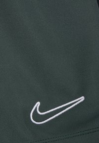 Nike Performance ACADEMY SHORT UNISEX - Pantalón corto de deporte - vintage green/black/white