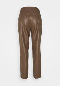 Bruna fusk läderbyxor med en slät textur, elastisk midja och en enda bakficka, med en smal bendesign.