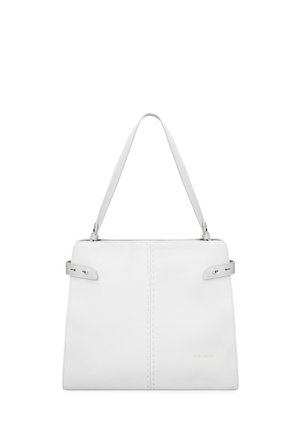 Borsa a mano rettangolare in pelle bianca con manico singolo, cinturini laterali decorativi con fibbie argento e cuciture sottili al centro.