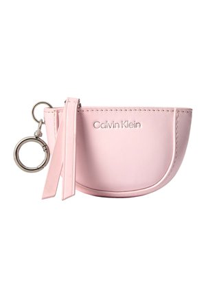 Buzunar mic din piele roz pal cu logo Calvin Klein, inel pentru chei argintiu și două ciucuri din piele atașate.