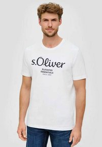 Weißes Baumwoll-T-Shirt mit rundem Halsausschnitt und kurzen Ärmeln, mit einem großen schwarzen Aufdruck-Logo und Text auf der Vorderseite.